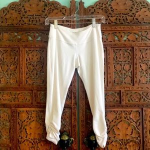 Beyond Yoga Gathered Essential Legging Capri